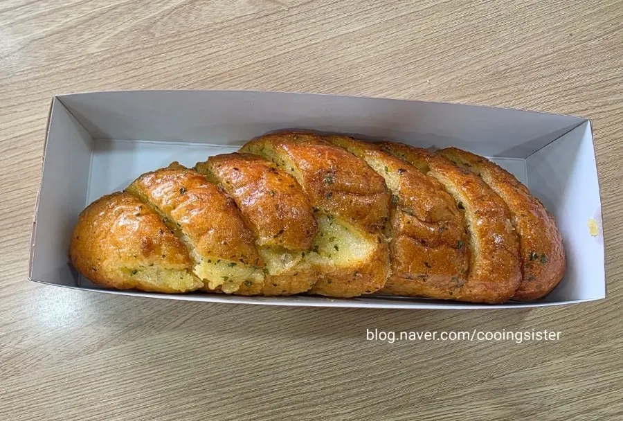 Munhwa Bakery's garlic bread sliced into easy pieces