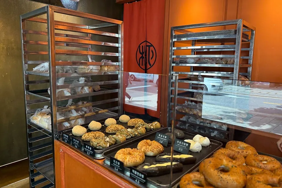 Entrance to Munhwa Bakery near Jongno 3-ga