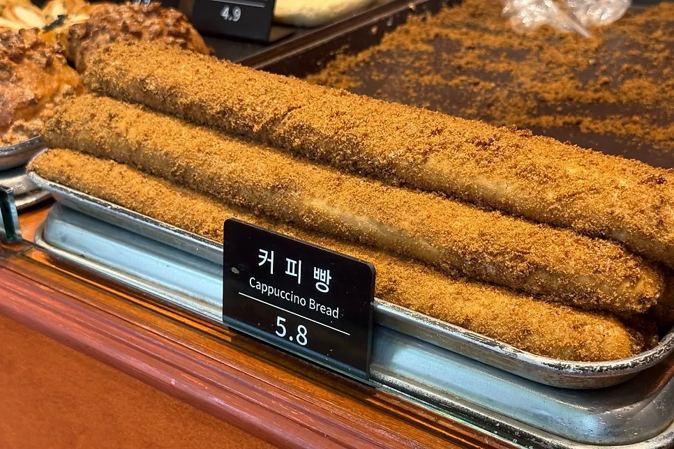 The loaf bread section of Munhwa Bakery's display case