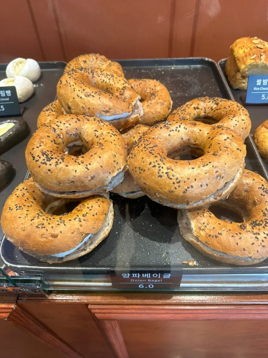 문화제빵 마늘빵과 커피빵 진열