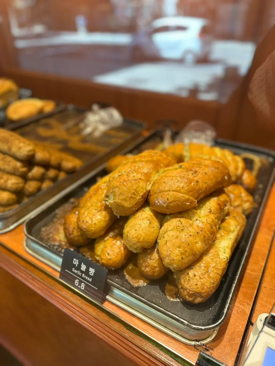 포장해 온 문화제빵 마늘빵과 호두빵
