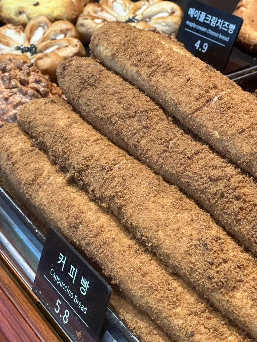 집에서 접시에 담은 문화제빵 빵 두 가지