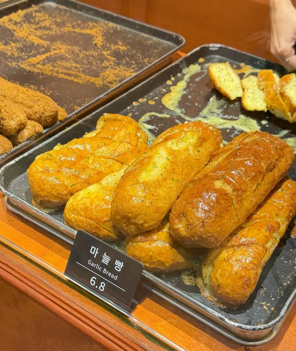 Entrance where two groups are let into Munhwa Bakery at a time