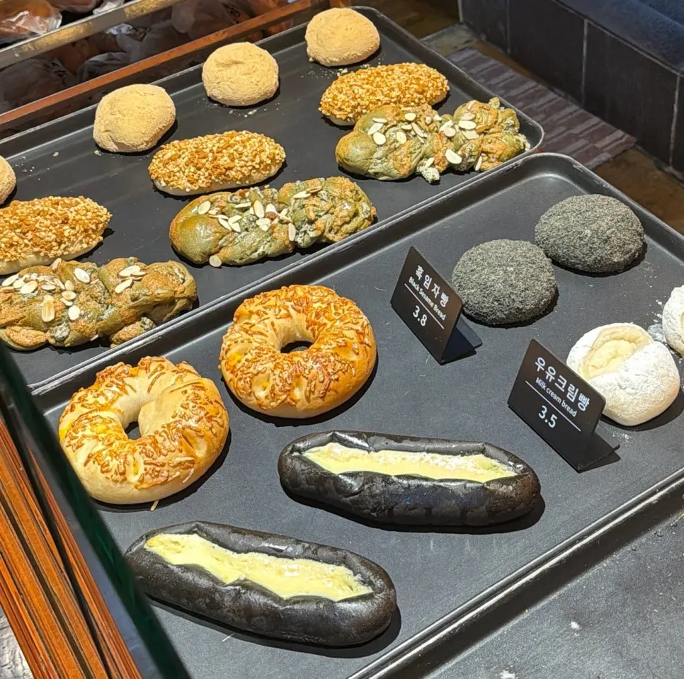 Munhwa Bakery's bread varieties with name tags