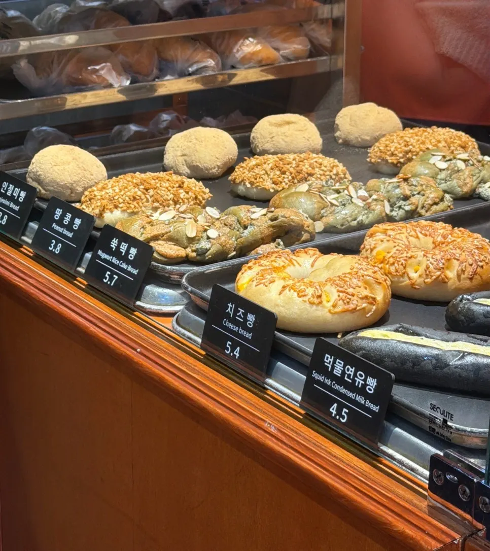Sign at Munhwa Bakery explaining its same-day baking policy
