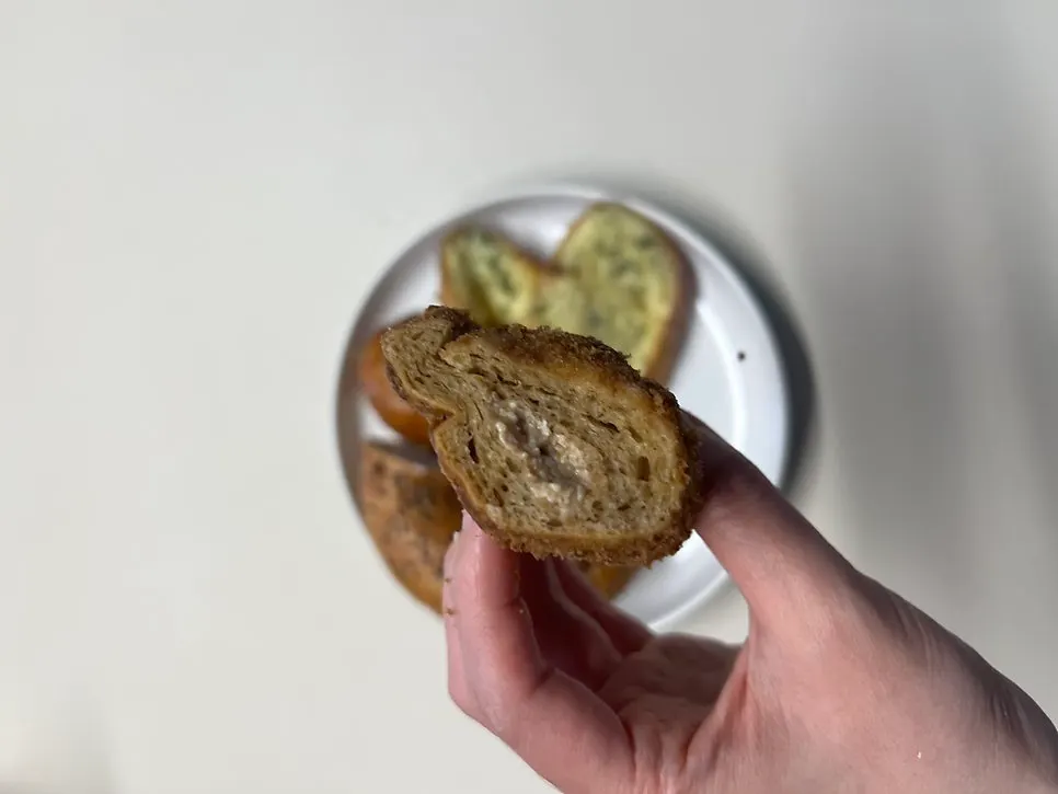 크림이 보이는 커피빵 단면