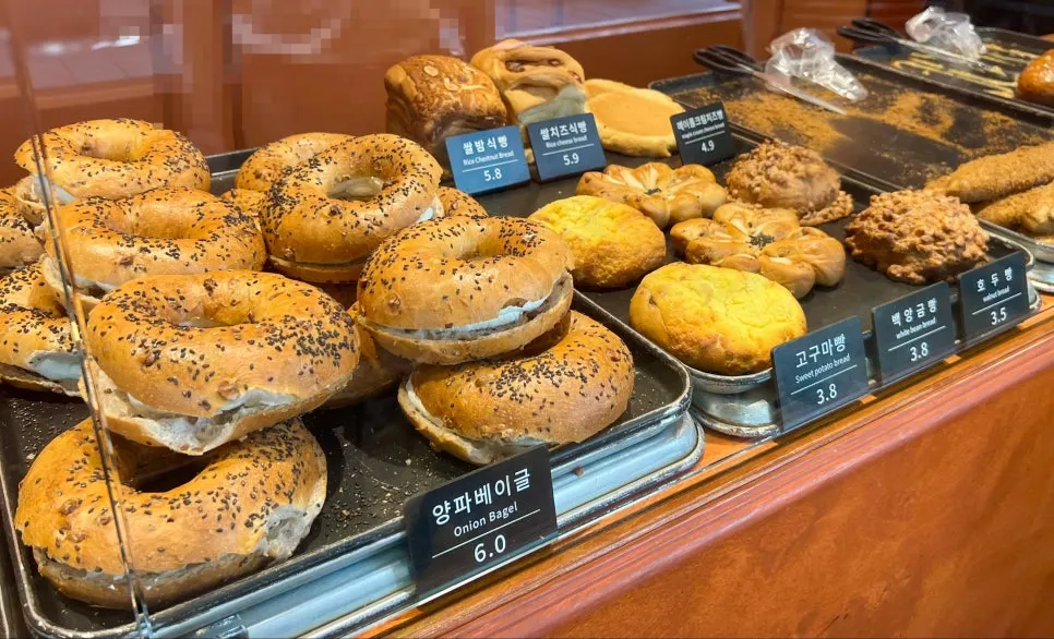 가격표와 함께 놓인 문화제빵 빵 종류