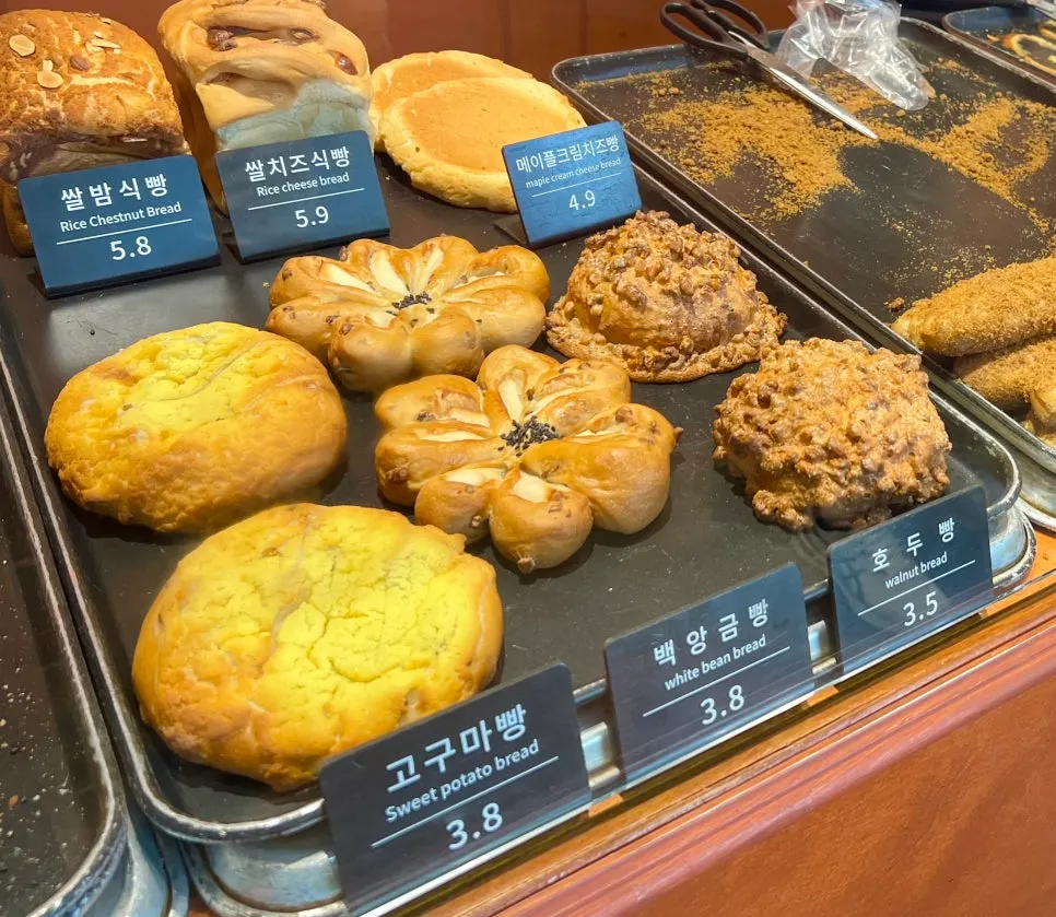 양파베이글이 놓인 문화제빵 진열대