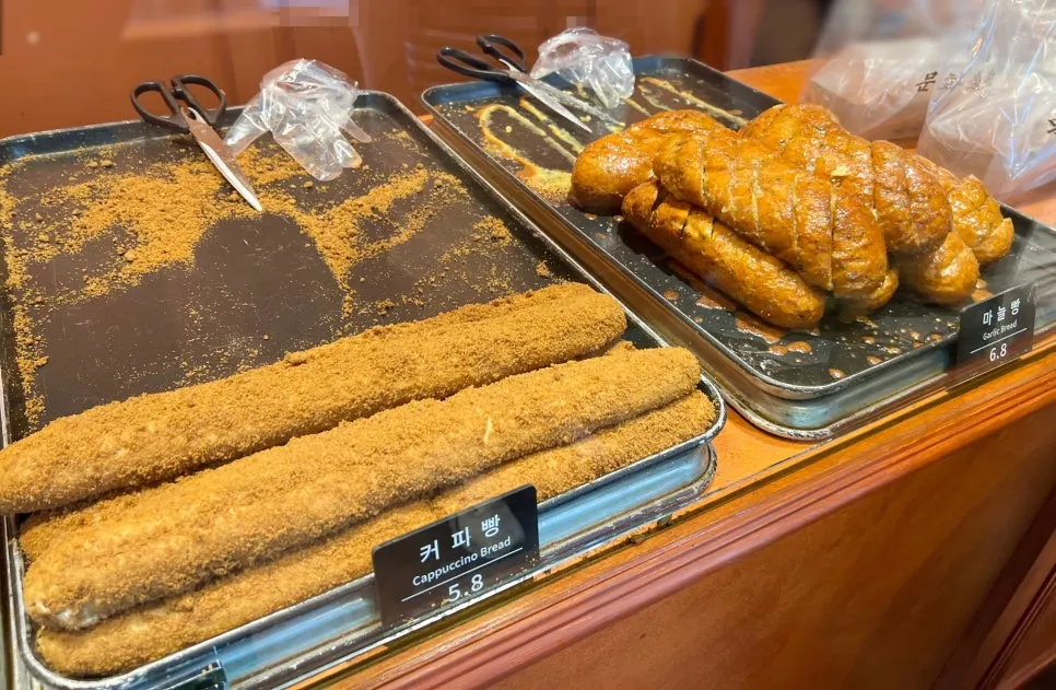 길게 생긴 커피빵이 진열된 모습