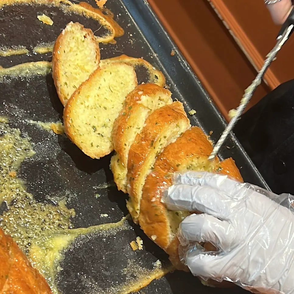 잘라서 담아준 빵 포장 상태