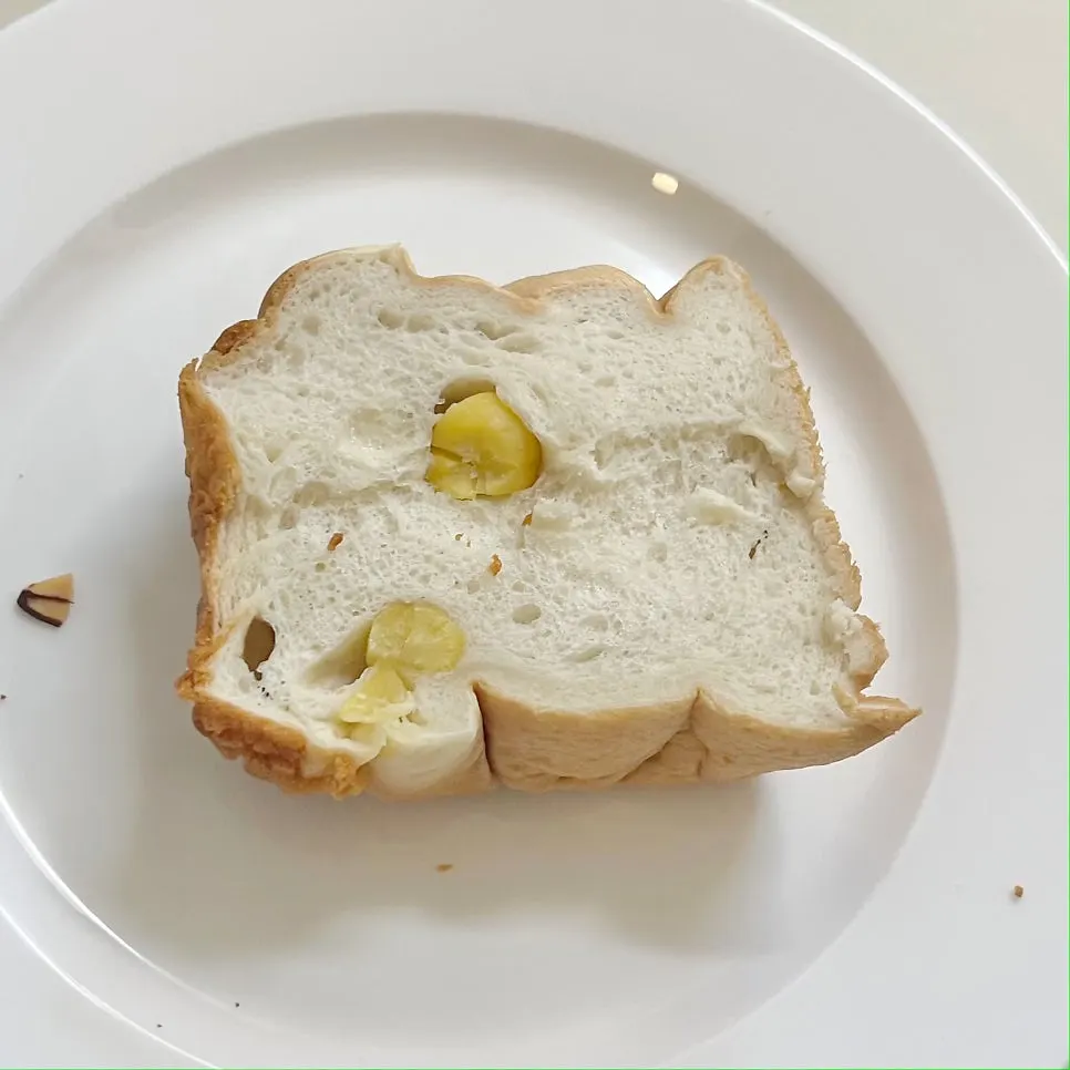 쫀쫀한 식감의 쌀밤식빵 한 조각