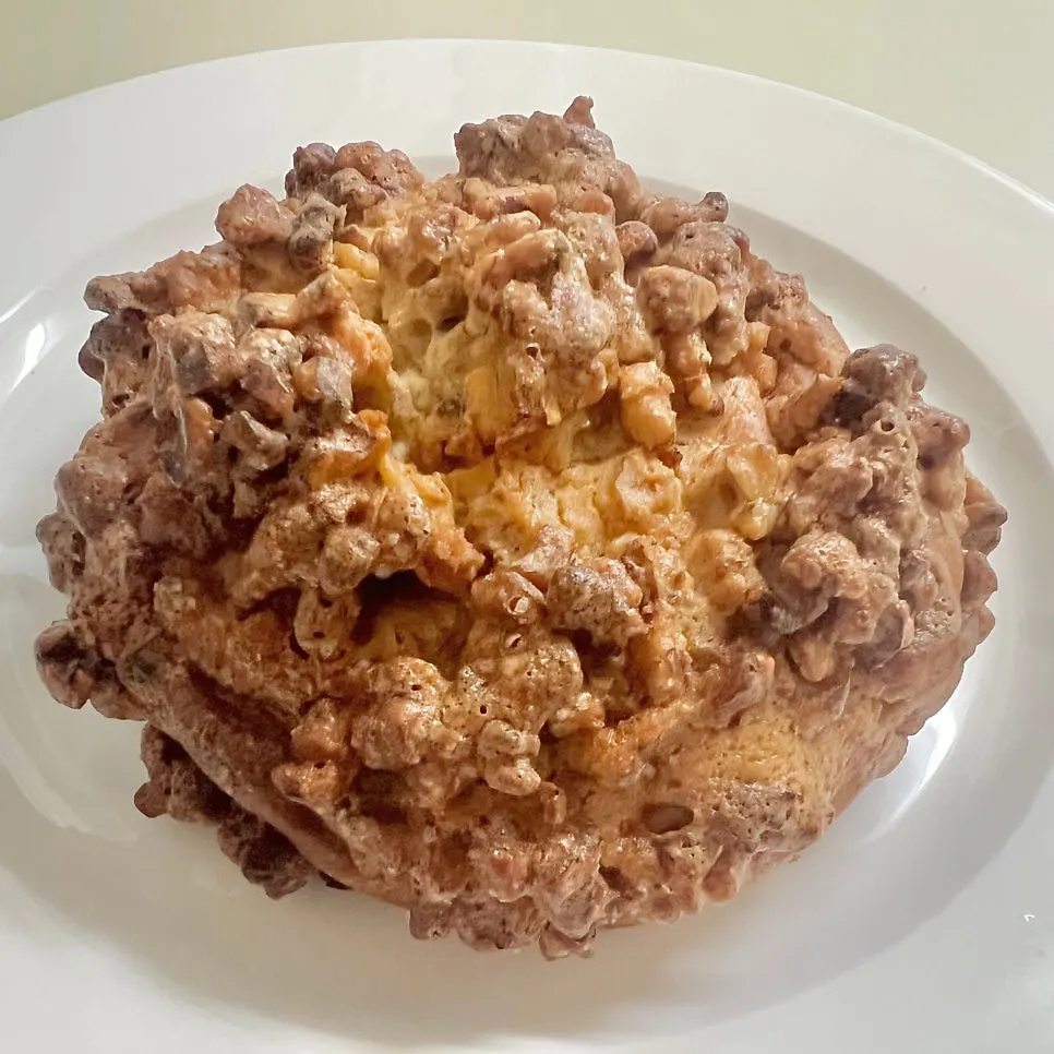 겉면이 바삭한 호두빵 전체 모습