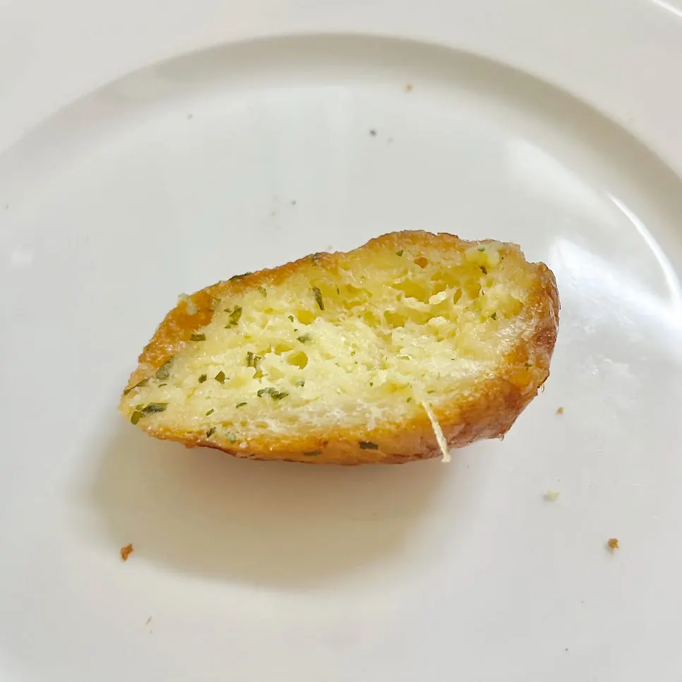 커팅해 담아준 마늘빵 한 조각