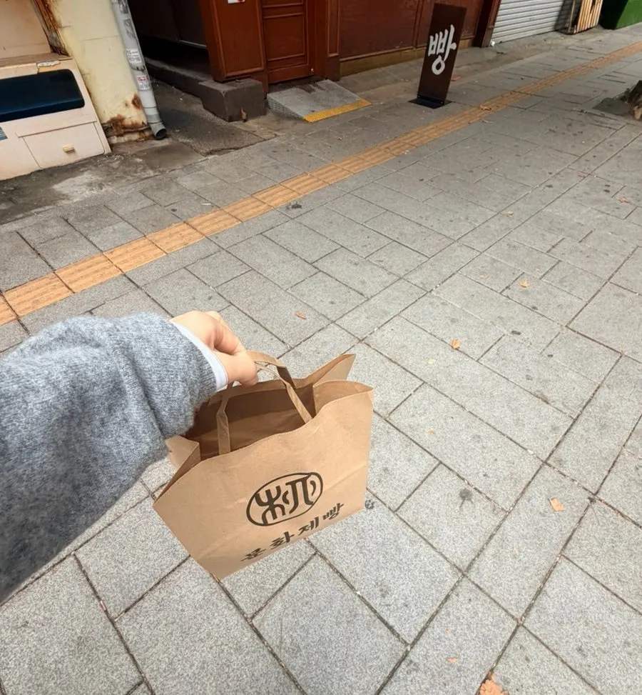 Munhwa Bakery's sign and the street outside