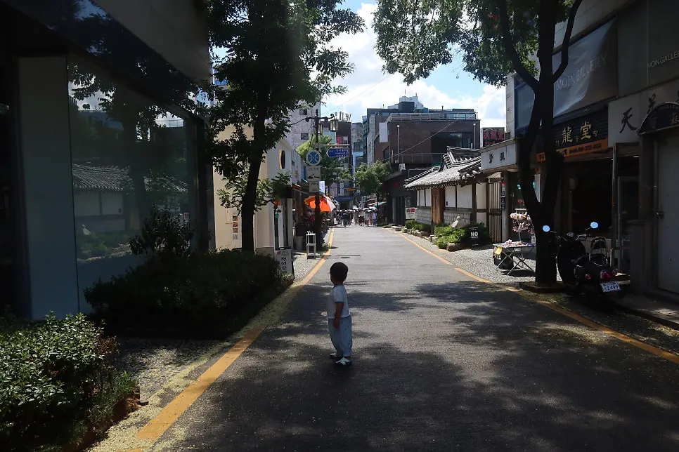 Scenic outing route from Anguk toward Jongno 3-ga