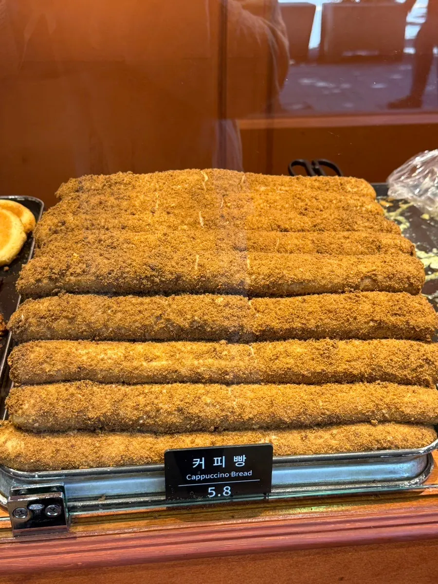 포장해 온 마늘빵·인절미크림빵·호두빵