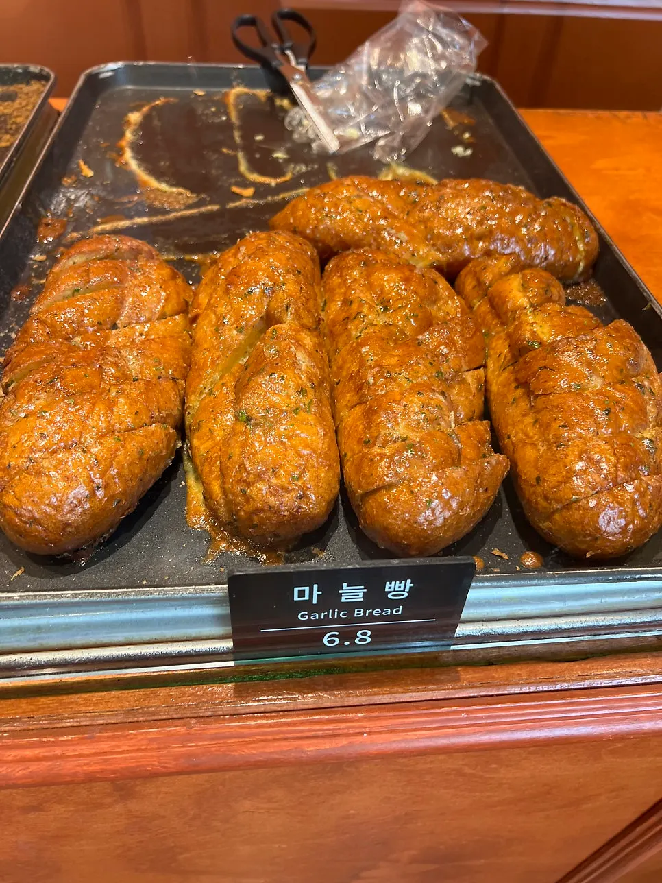 문화제빵 진열대의 양파베이글