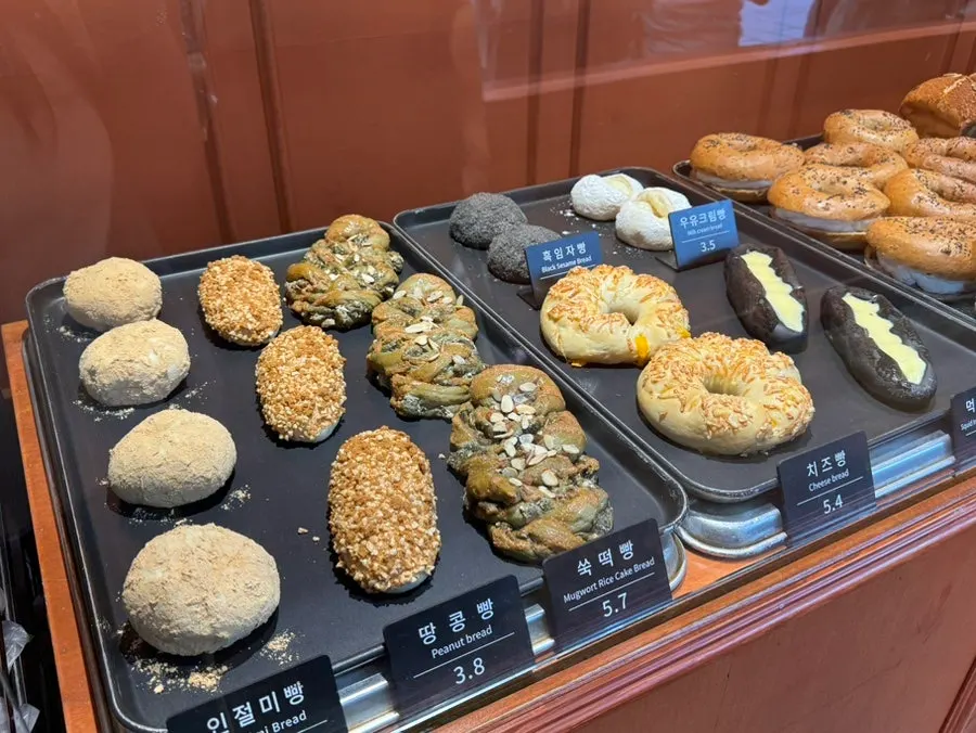 인절미빵과 땅콩빵이 놓인 진열대