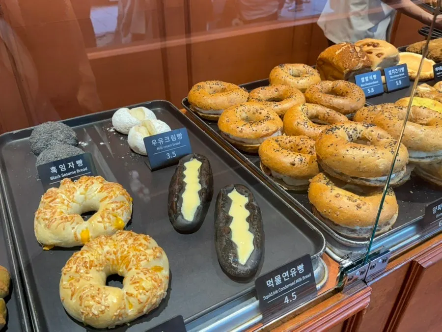쑥떡빵과 치즈빵 진열 모습