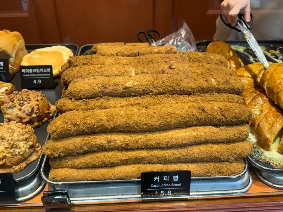 양파베이글과 식빵이 놓인 진열대