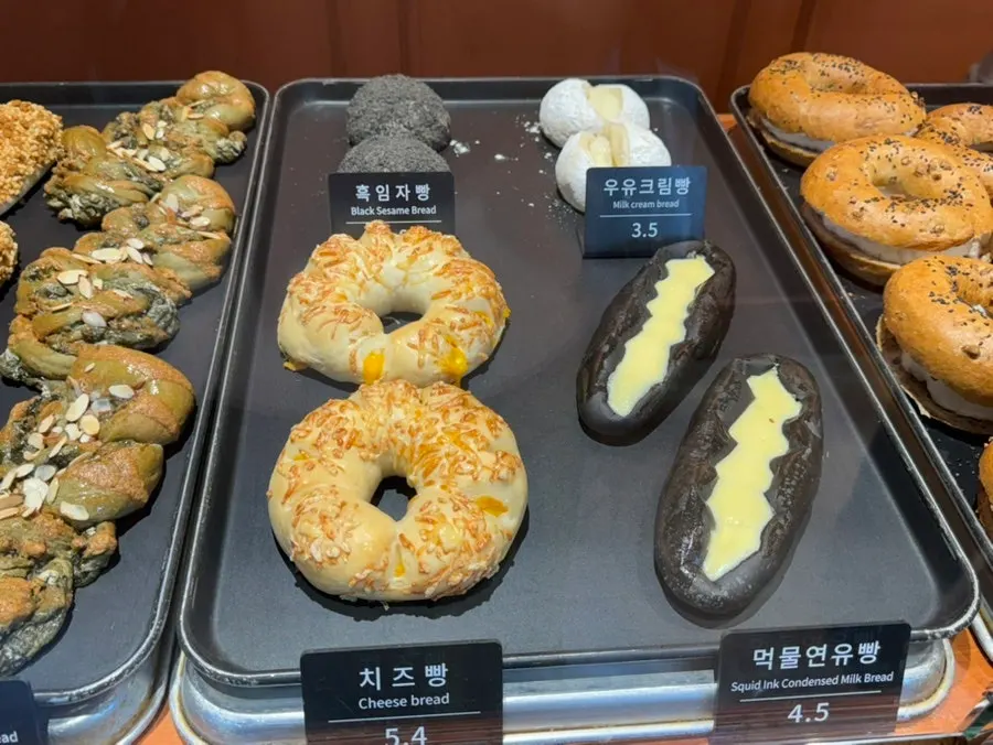 길쭉하고 큼직한 커피빵 진열 모습