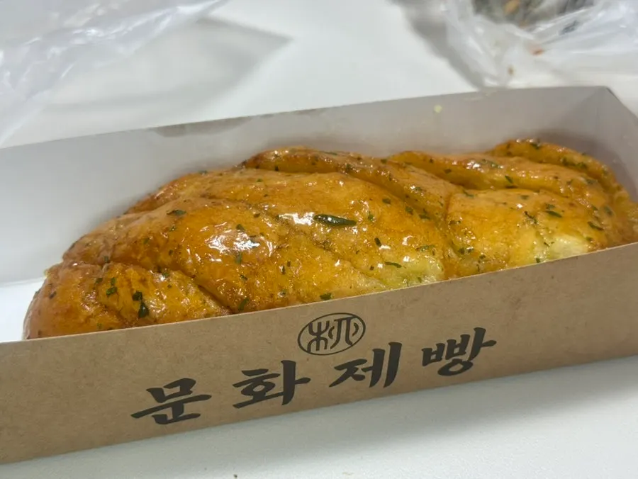 접시에 놓인 커피빵과 마늘빵