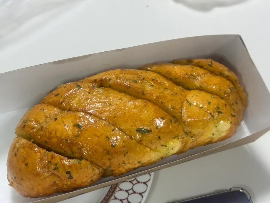 포장에서 꺼낸 문화제빵 마늘빵