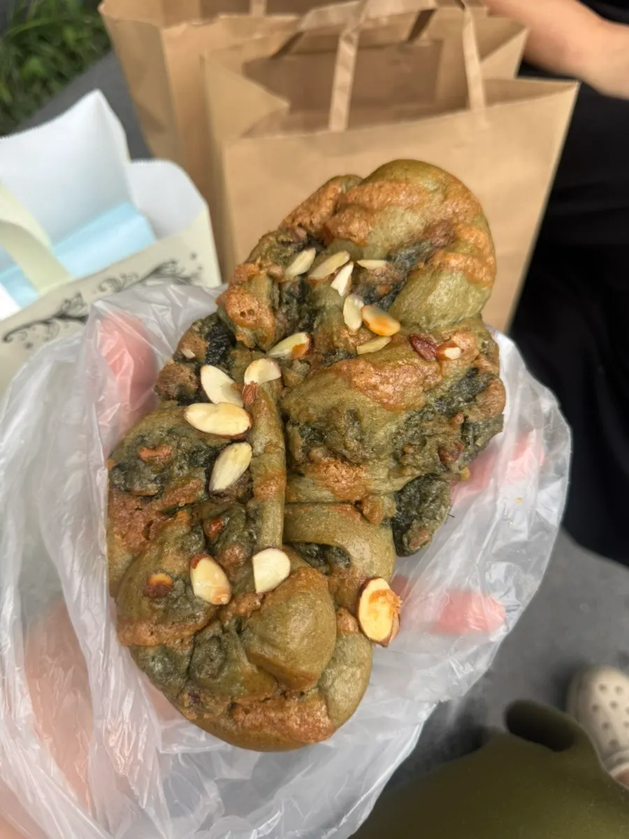 쫀득한 식감의 쑥떡빵