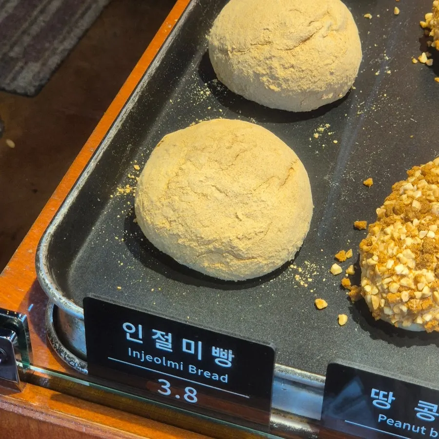 Panes en la vitrina de Munhwa Bakery