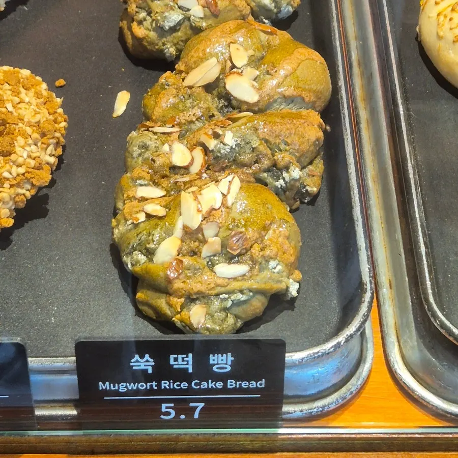 Variedad de panes ligeros sobre el mostrador de Munhwa Bakery