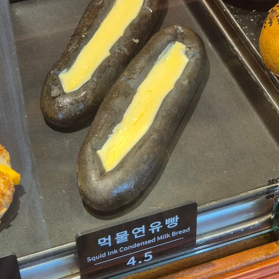 Tipos de pan exhibidos en Munhwa Bakery