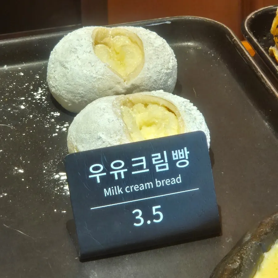 Sección de panes dentro del local de Munhwa Bakery