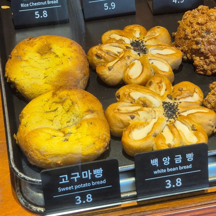 Panes sobre el mostrador de Munhwa Bakery