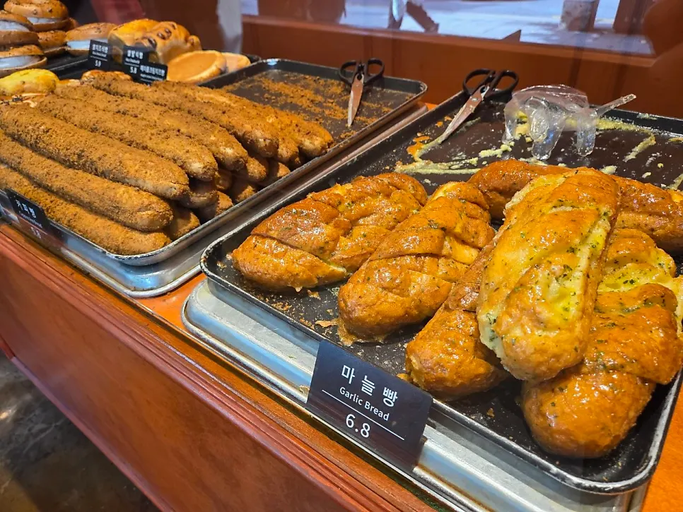 Counter and packaging area at Munhwa Bakery