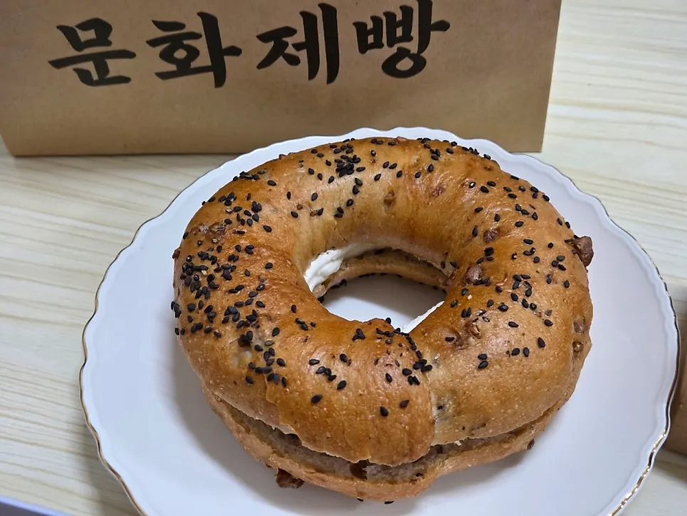 Full shot of the onion bagel and garlic bread