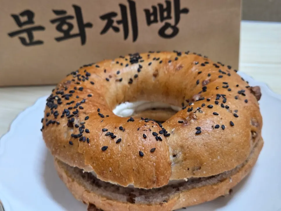 The large-sized onion bagel and garlic bread
