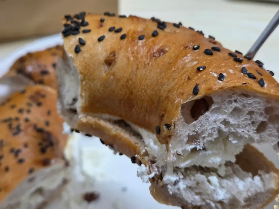 Cross-section of the onion bagel topped with sesame seeds