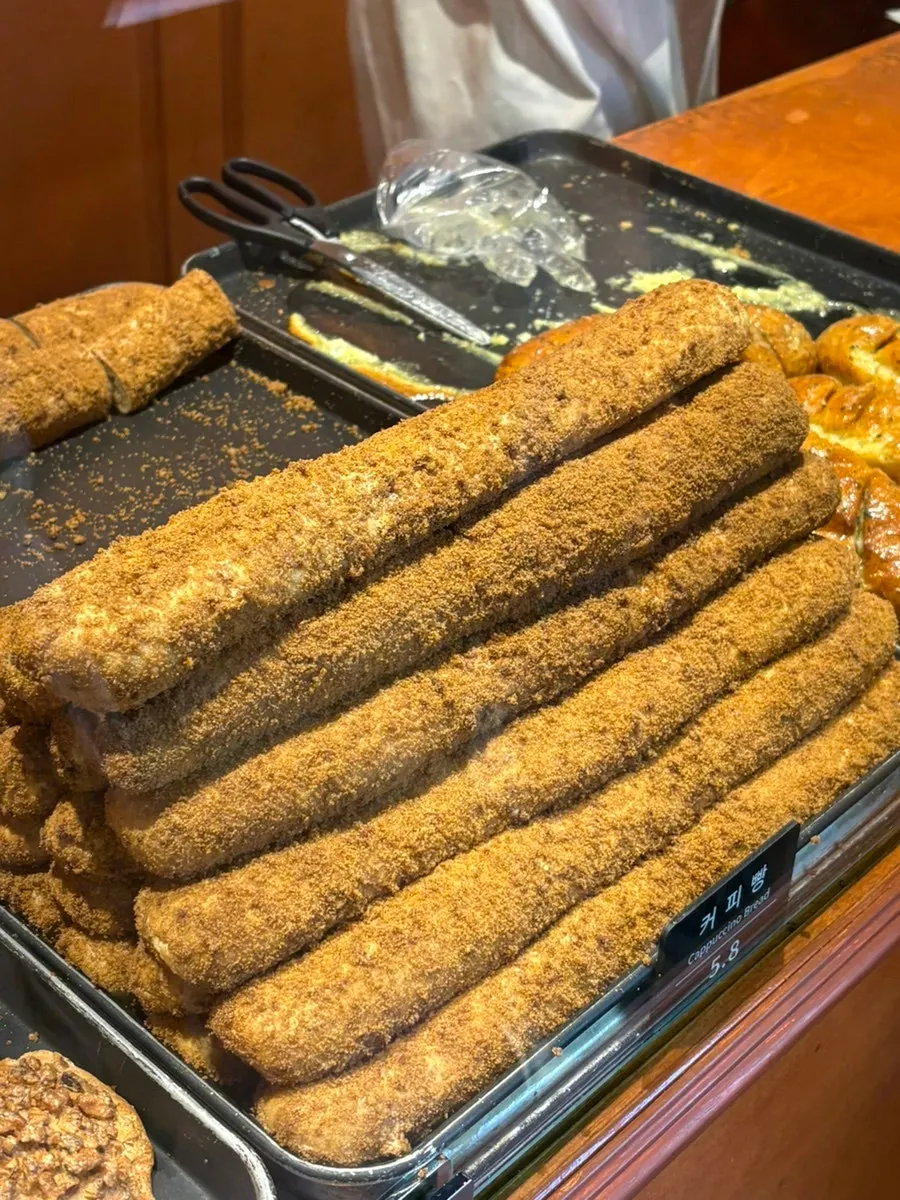 Display of rice-chestnut loaf, rice-cheese loaf, sweet potato bread and white bean paste bread