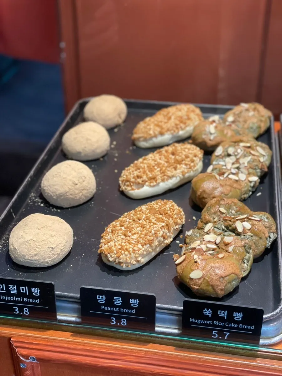 인절미빵·땅콩빵·쑥떡빵이 놓인 진열대