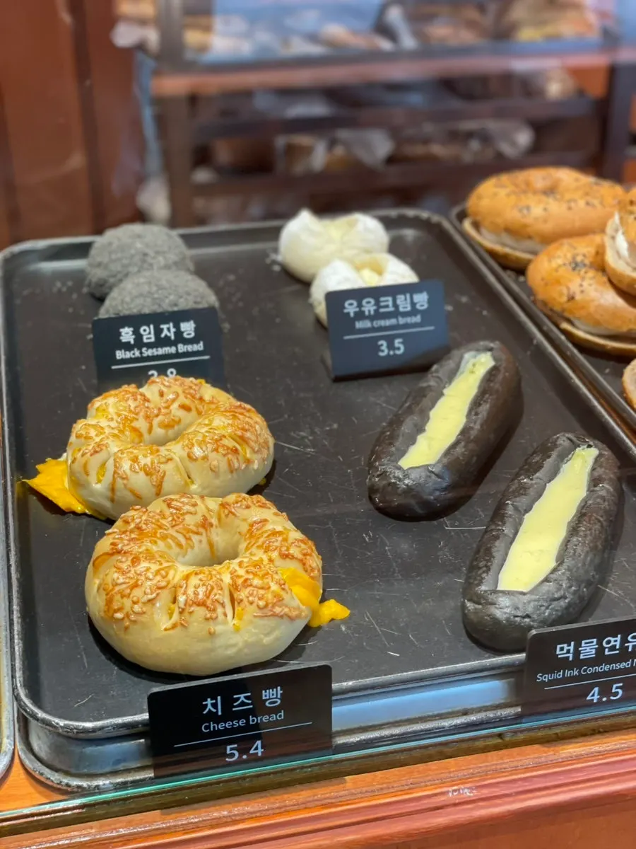 흑임자빵과 우유크림빵, 먹물연유빵 진열 모습