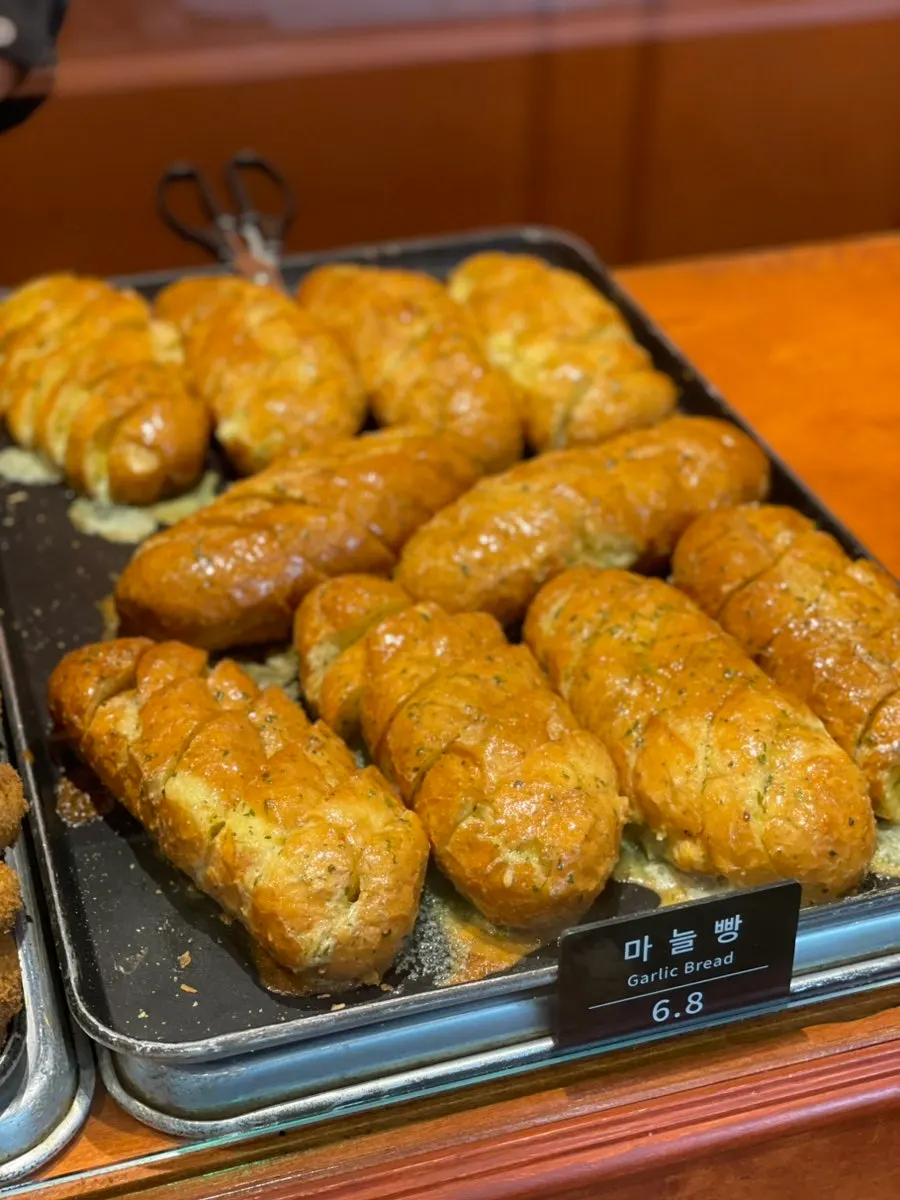 소스가 자작한 문화제빵 마늘빵