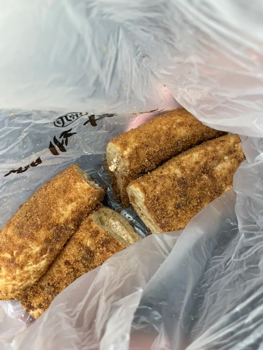 반으로 잘라준 커피빵 단면과 커피크림