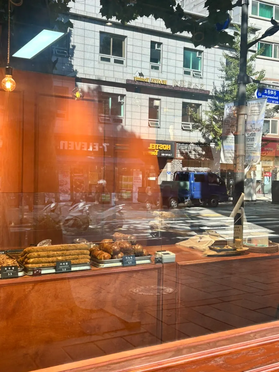 가게 밖에 진열된 빵들