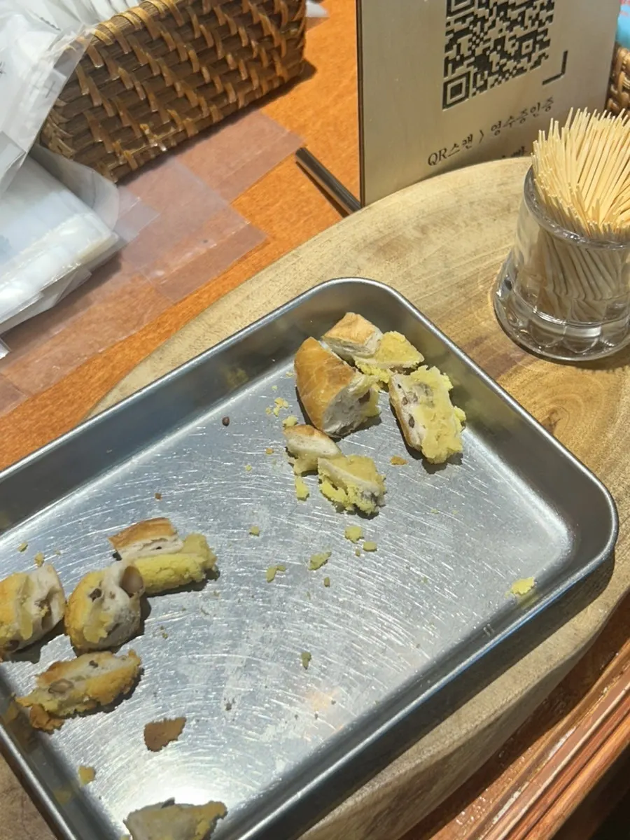 매장 안 빵 시식 코너