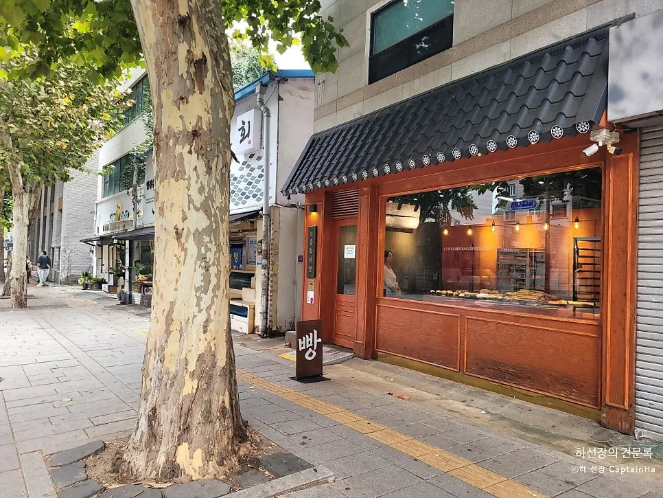 Full view of the Munhwa Bakery building on the Donhwamun-ro alley