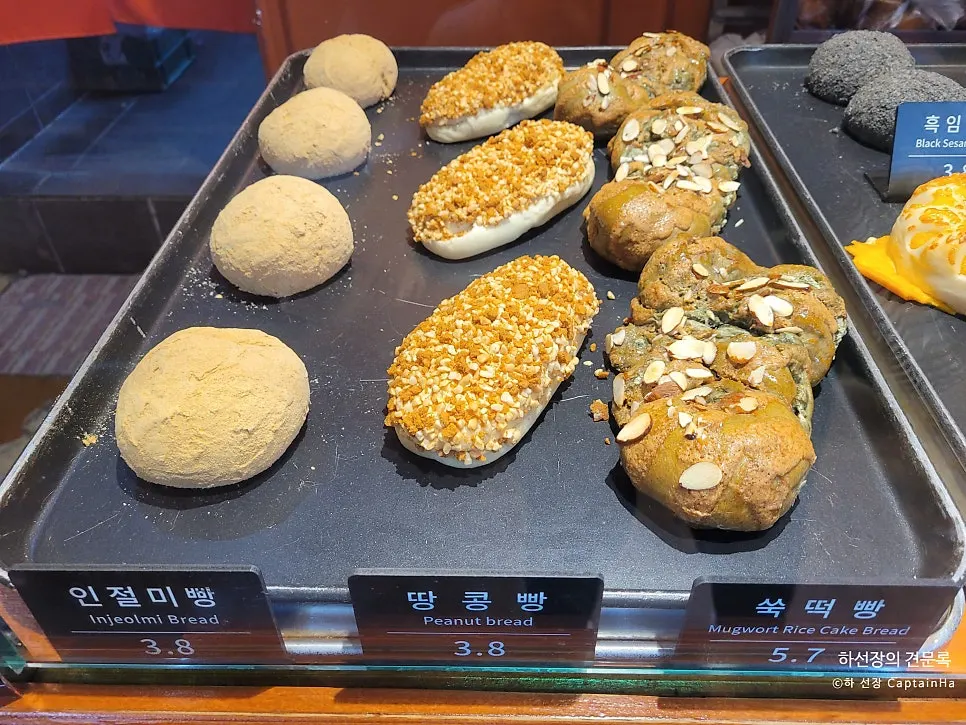 Mugwort rice cake bread on display at Munhwa Bakery