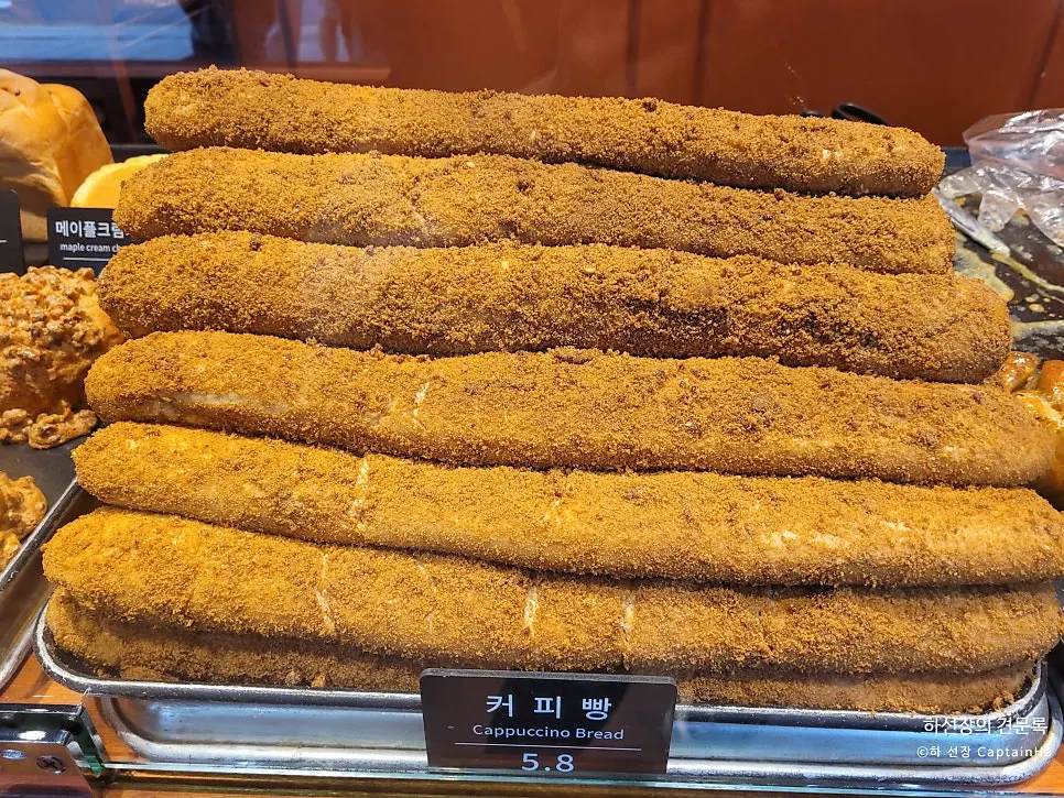 Price list by bread type at Munhwa Bakery