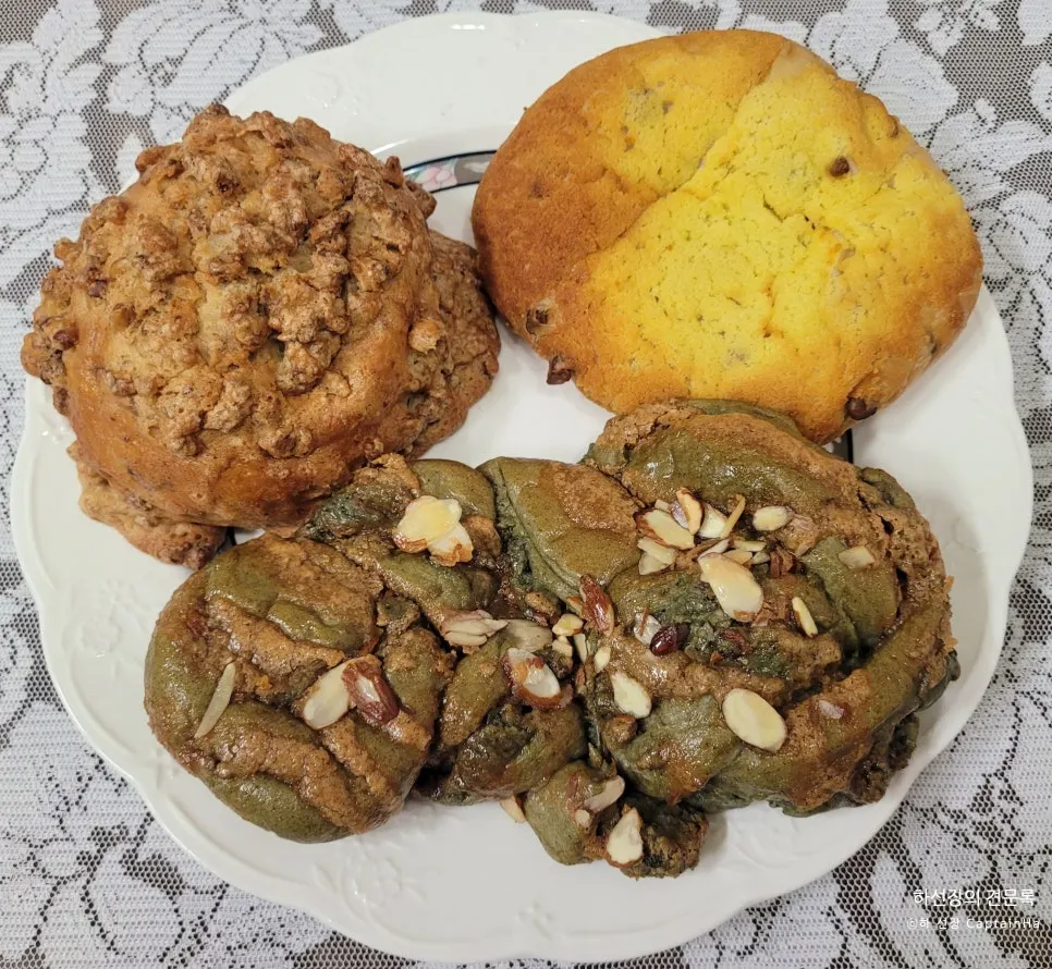 Mugwort rice cake bread, sweet potato bread, and walnut bread laid out at home