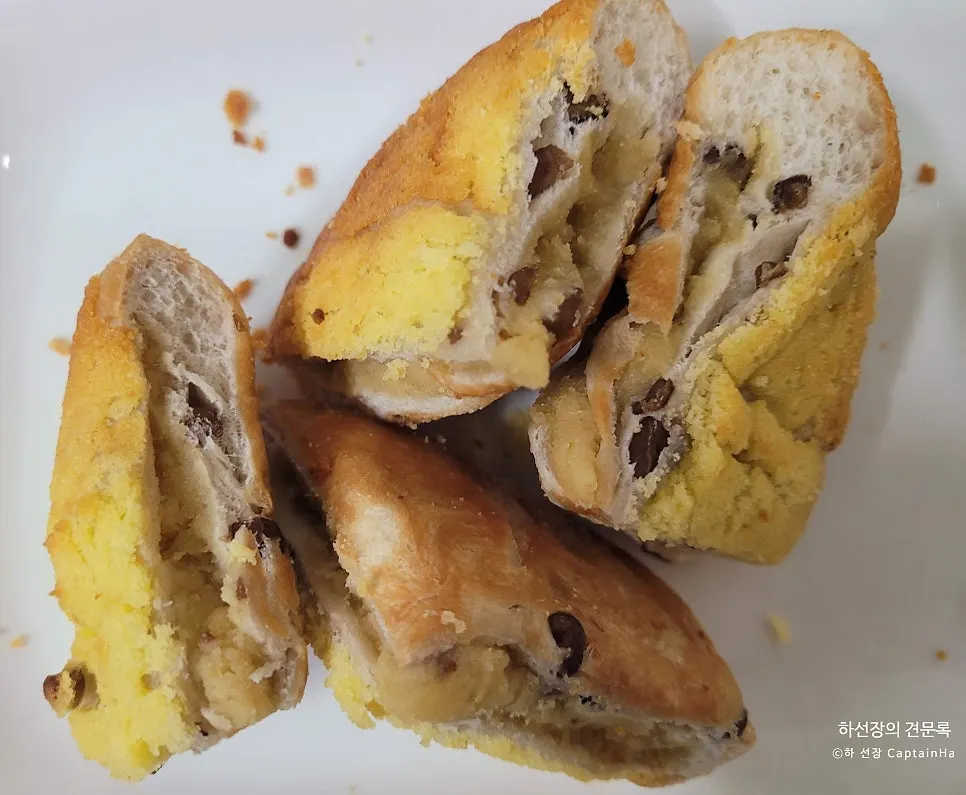 Munhwa Bakery's sweet potato bread covered in yellow crumble