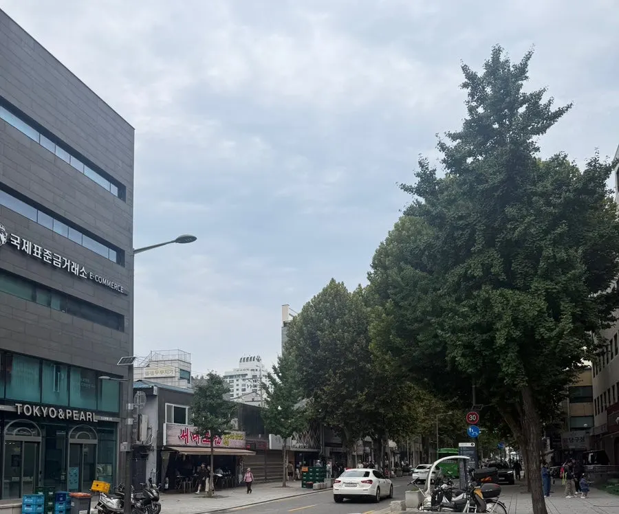 View of Munhwa Bakery along an Ikseon-dong alley